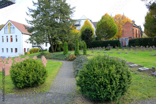 Fototapeta Naklejka Na Ścianę i Meble -  Klosterfriedhof, St. Bonifatius Kloster, Klosterpark, Huenfeld, Hessen, Deutschland, Europa