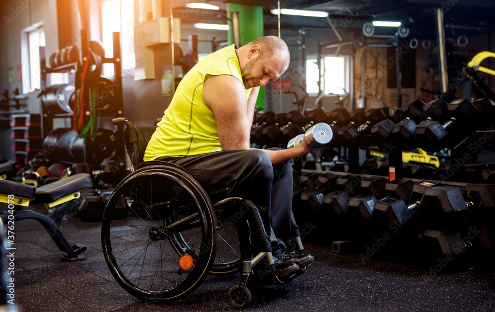 Obraz premium Disabled man training in the gym of rehabilitation center