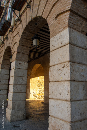 Portal y entrada de la Plaza Mayor de Oca  a  Toledo