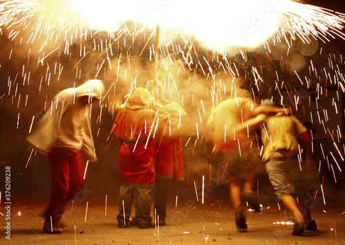 Canvas Print Group of people under the fire