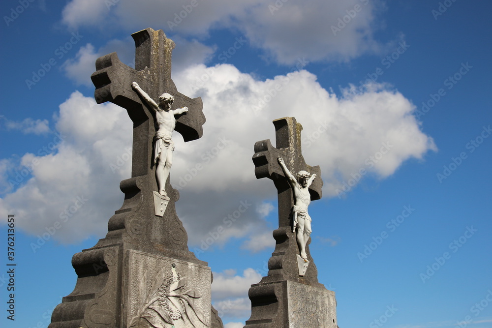 cimetière, tombeaux, croix, christ, ornement, fleurs, tristesse cimetière, tombeaux, croix, christ, ornement, fleurs, tristesse