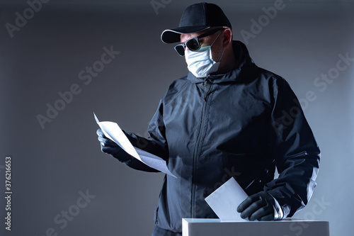 Voter man in medical mask n...