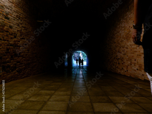 トンネルと男性