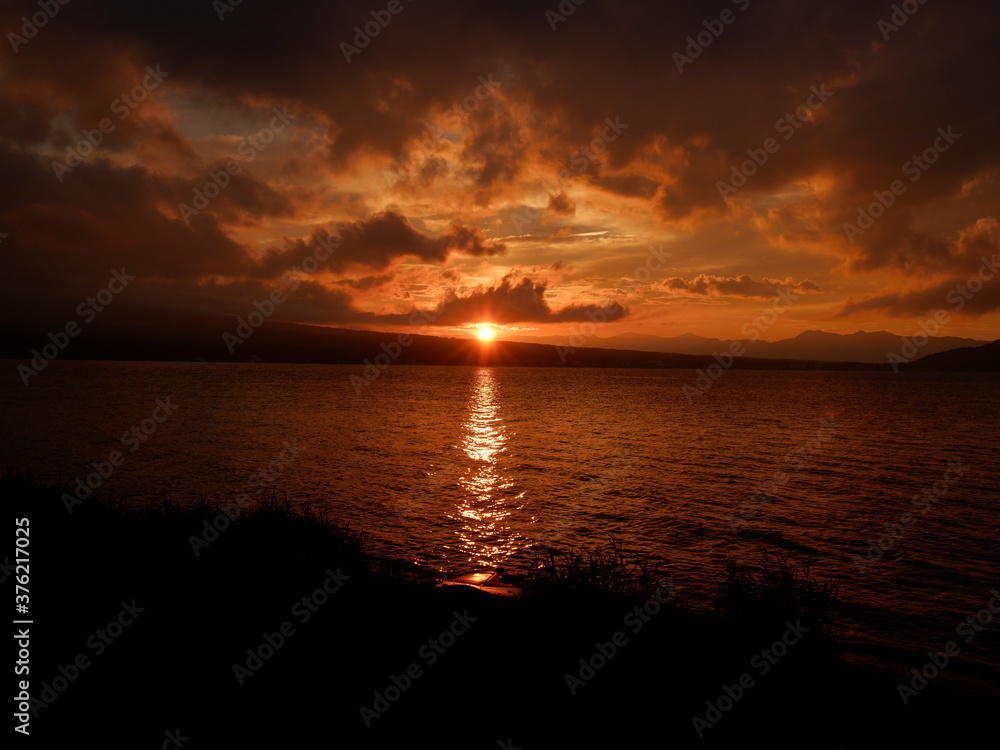 湖畔の夕陽と雲
