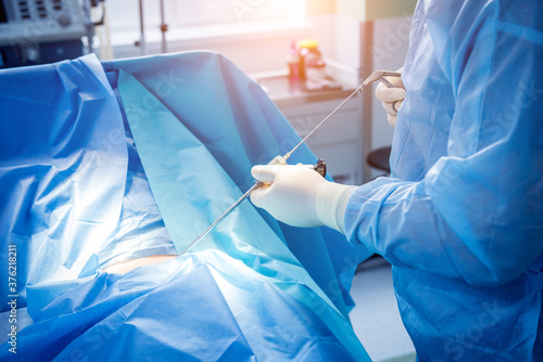 Foto Surgeon performs endoscopic microdiscectomy of herniated intervertebral disc