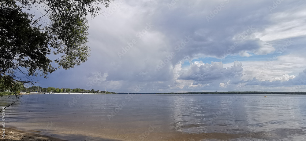 Obraz premium See und bewölkter Himmel in der Lausitz