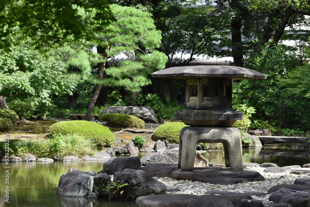 巨大な石灯籠と池のある日本庭園の風景(旧古河庭園) 巨大な石灯籠と池のある日本庭園の風景(旧古河庭園)