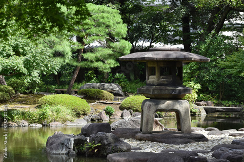 巨大な石灯籠と池のある日本庭園の風景（旧古河庭園）