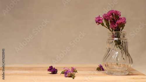 Quadro em tela Purple statis in a glass vase
