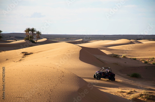 Photo quad bike in the desert of merzouga morroco