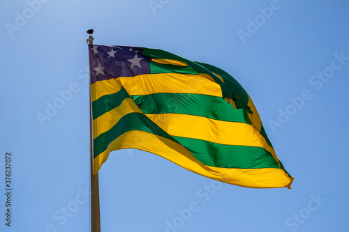 Bandeira do estado de Goiás, tremulando com o vento.