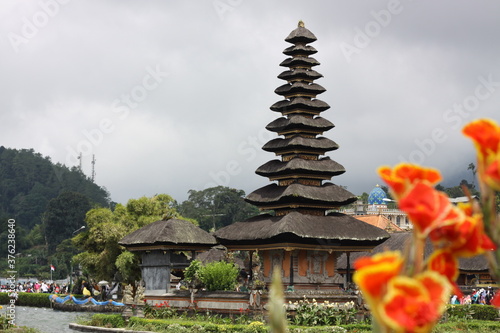 バリ島の湖畔に浮かぶ寺院と花