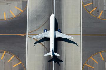 Keuken achterwand Vliegtuig Luchtfoto vliegtuig op startbaan  © Thiago Trevisan