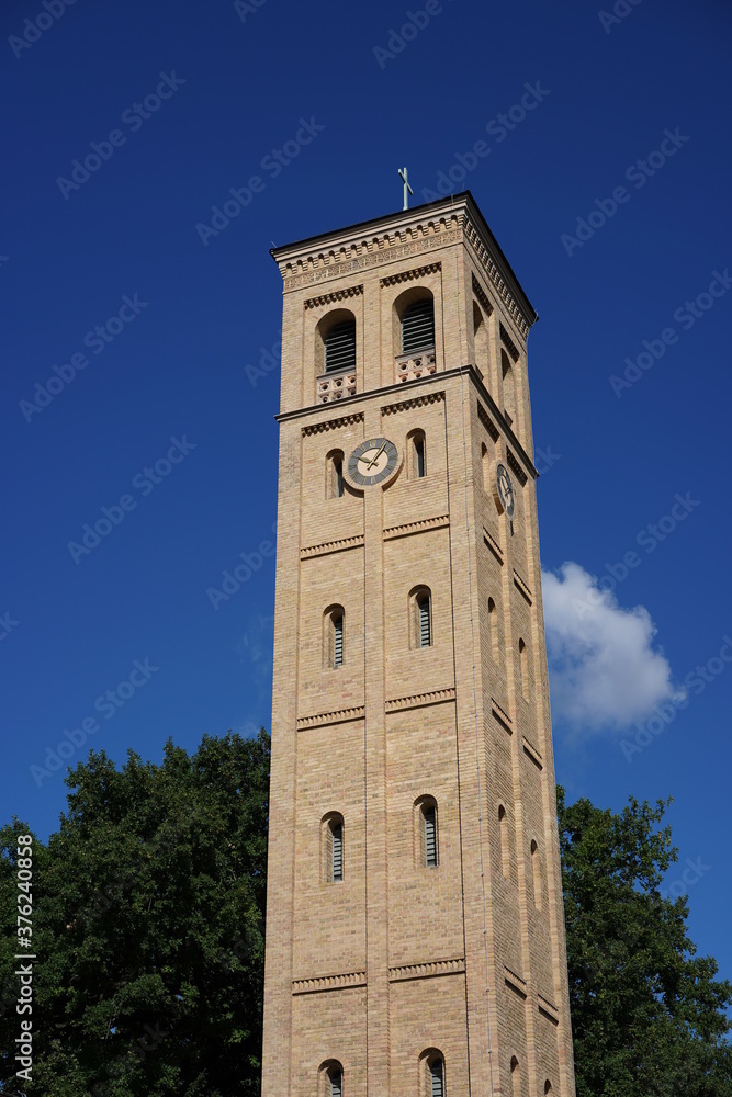 Turm der Bornstedter Kirche im Sonnenlicht