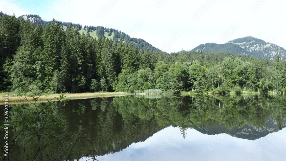 Bayerische Landschaft. Sutten Feuchgebiet Oberhalb Rottach-Egern. Blick über das ruhige Wasser von Suttensee