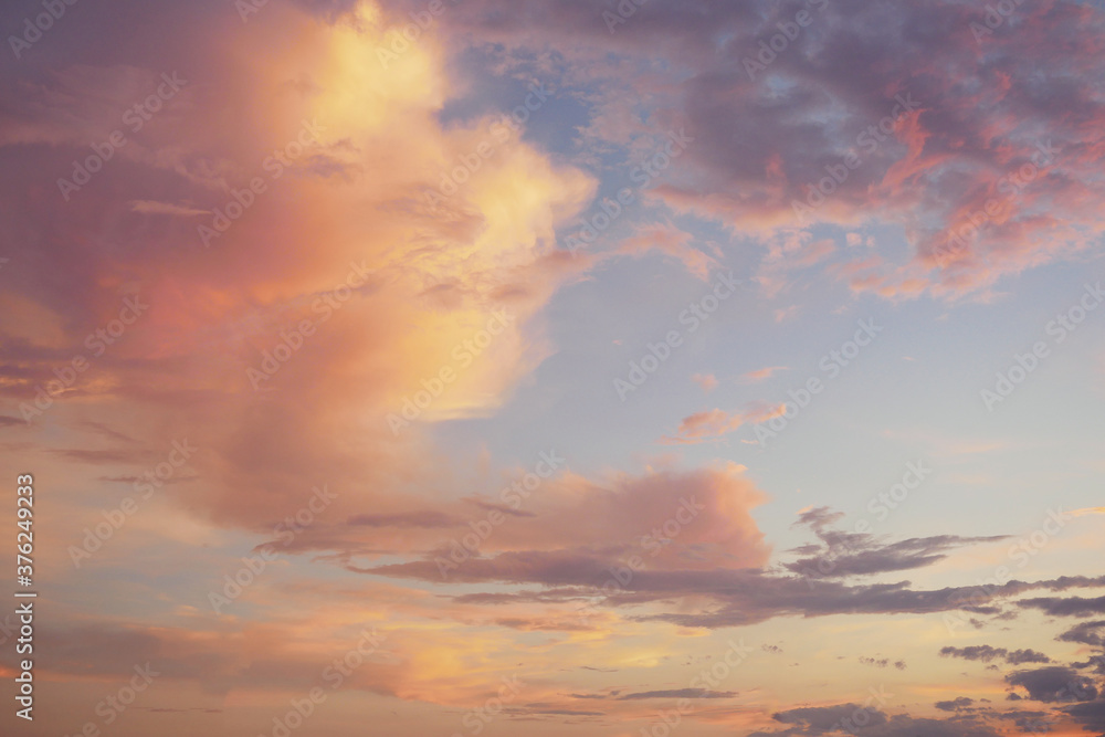 夕焼けの幻想的な空と雲