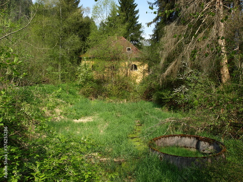 Verlassenes Haus im Wald! photo