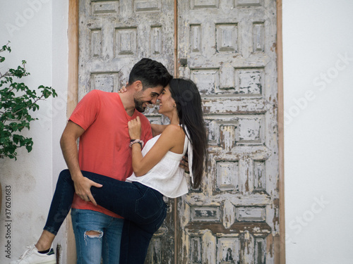 Pareja joven disfrutando de sus vacaciones de veranos en un pueblo blanco photo