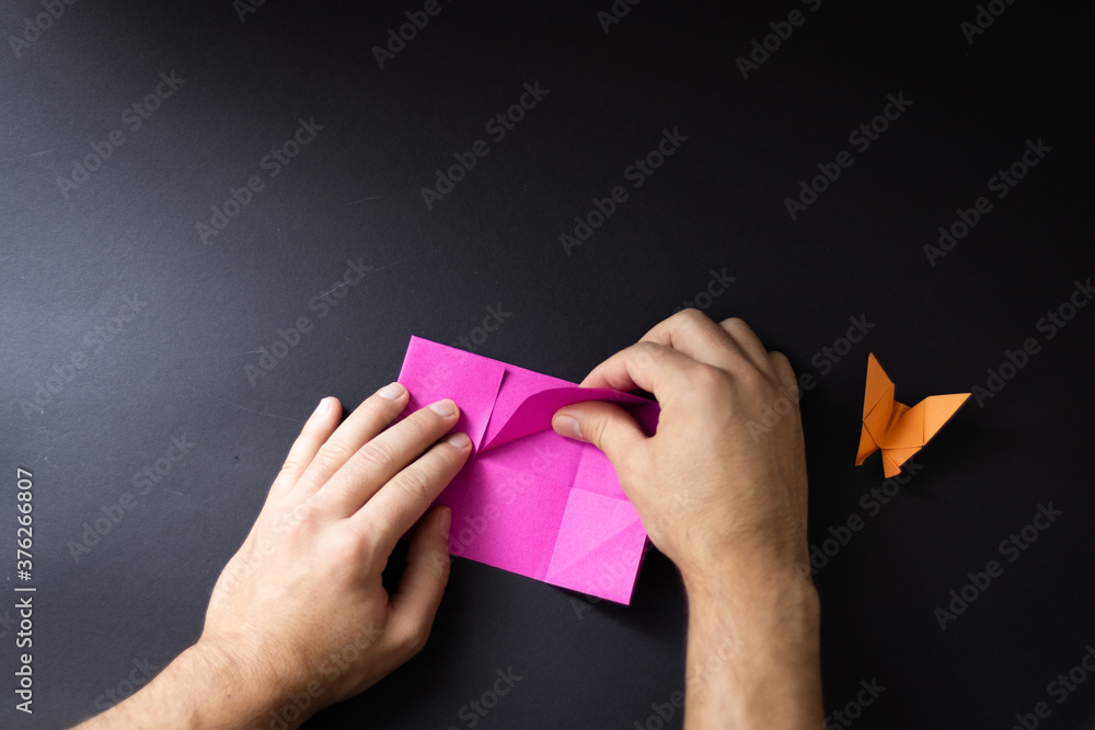Erwachsener macht Origami Erwachsener macht Origami