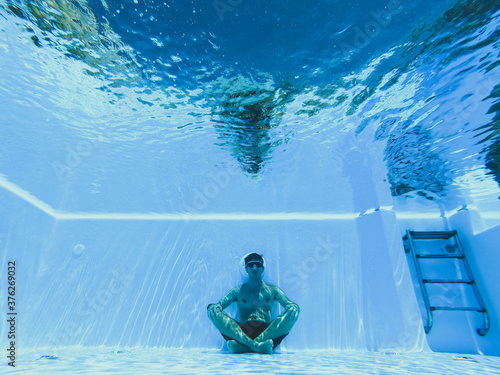 Tableau sur toile Man meditating apnea inside a pool