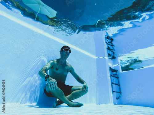 Tableau sur toile Man meditating apnea inside a pool