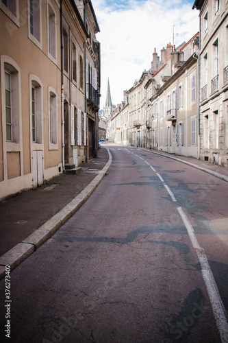 rue complétement vide dans la ville d'Autun en France