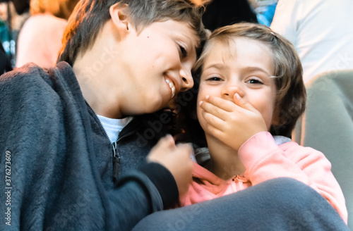 deux frère et soeur en train de rire ensemble, de s'amuser photo