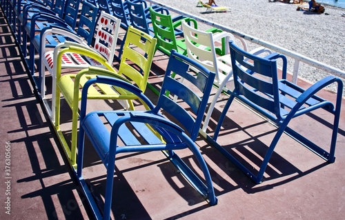 Photos Le classiche sedie sulla Promenade des Anglais  di Nizza dipinte con i colori de