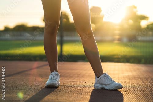 Piernes de mujer  en pista de atletismo