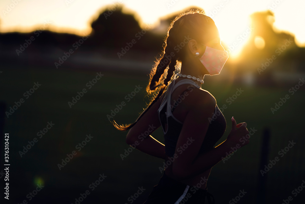Silueta corriendo de joven en pista de atletismo Silueta corriendo de joven en pista de atletismo