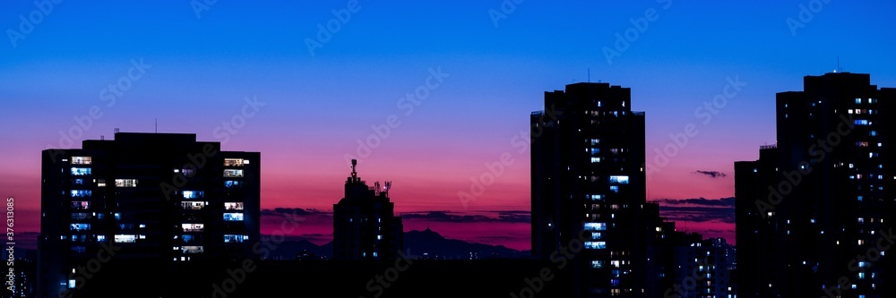 Céu noturno espetacular em São Paulo Capital Brasil - Banner Imagem noturna céu azul neon com lilás - Região Tatuapé São Paulo