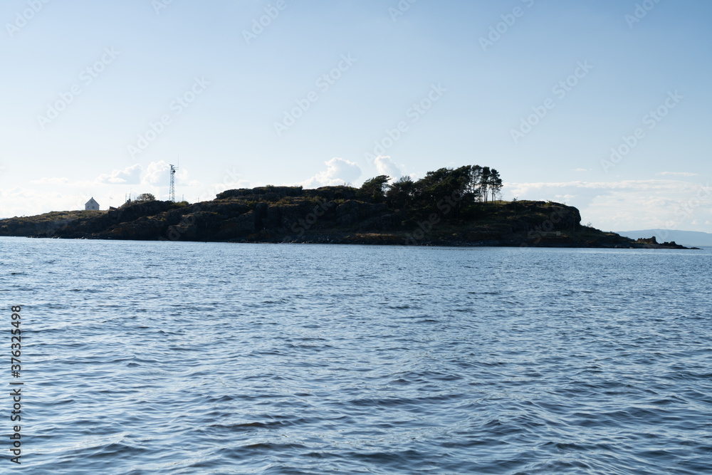 Skaliste wybrzeże na wyspie Jeloya należącej do miasta Moss nad Oslofjordem w Norwegii
