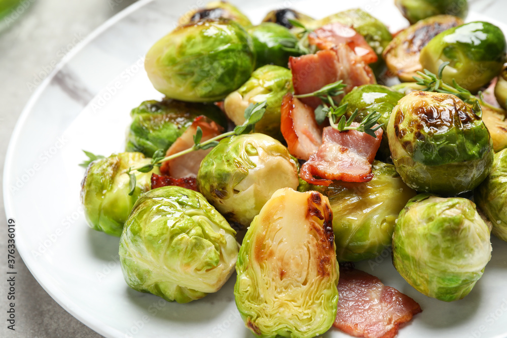 Obraz premium Delicious fried Brussels sprouts with bacon on plate, closeup