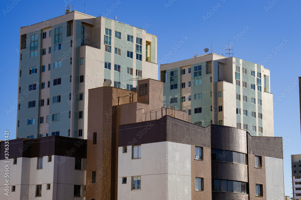Fototapeta premium Prédios residenciais com céu azul ao fundo em Águas Claras, Brasília - Distrito Federal