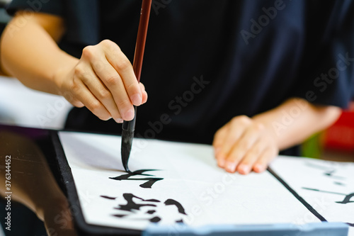 書道をする日本人女性 習字 毛筆