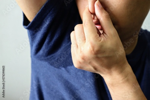 脇のニオイに悩む日本人男性のクローズアップ