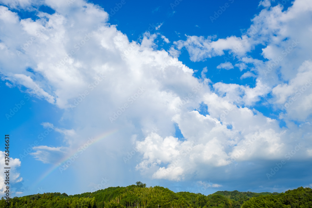 真夏の青空と虹　積乱雲　8月　背景素材　コピースペース