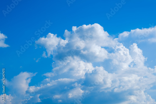 入道雲が広がる真夏の空 積乱雲 8月 背景素材 コピースペース