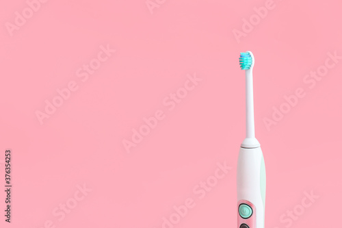 Electric tooth brush on color background © Pixel-Shot