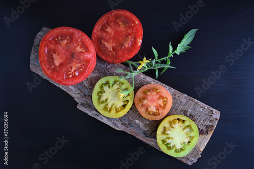 Rijpe tomaten op een zwarte achtergrond.Heerlijk vegetarisch eten. photo