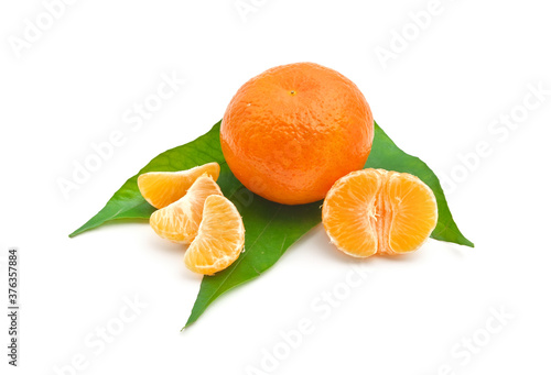 Fototapeta Naklejka Na Ścianę i Meble -  Isoalted tangerine on white