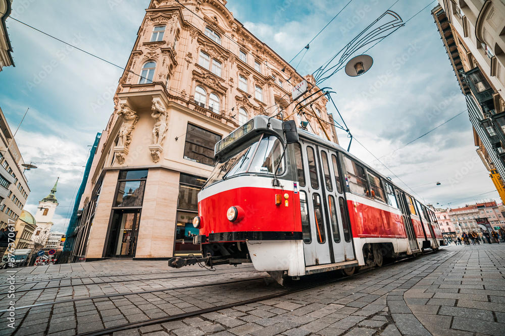 Naklejka premium Tipico Vecchio Tram