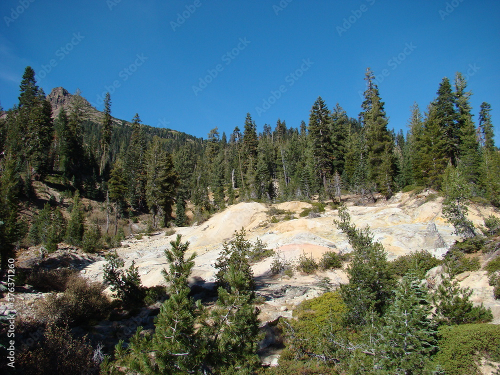 Obraz premium Mt Lassen, volcanic, mountains, views, lake, forest