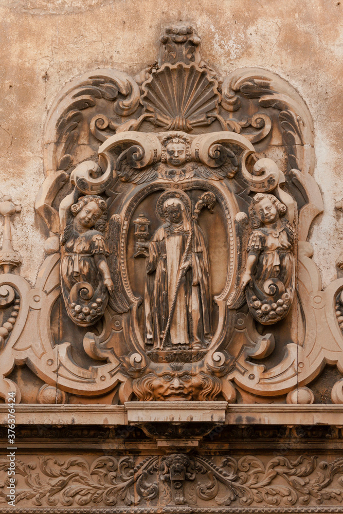 medallón que contiene un relieve que representa la imagen de Santa Clara situado en el portal de dintel, data de 1671 , convento de Santa Clara de Palma, siglo XIII, Mallorca, Islas Baleares,  España