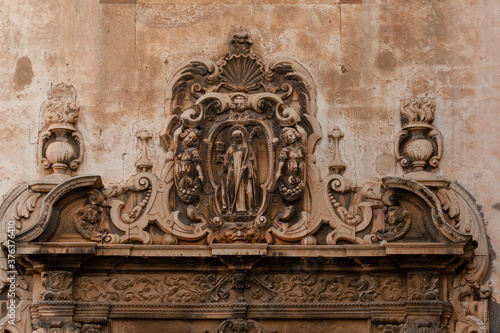 medallón que contiene un relieve que representa la imagen de Santa Clara situado en el portal de dintel, data de 1671 , convento de Santa Clara de Palma, siglo XIII, Mallorca, Islas Baleares,  España