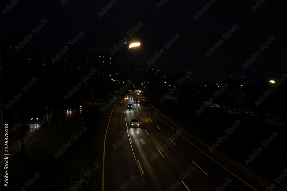 도시 고속도로와 불빛