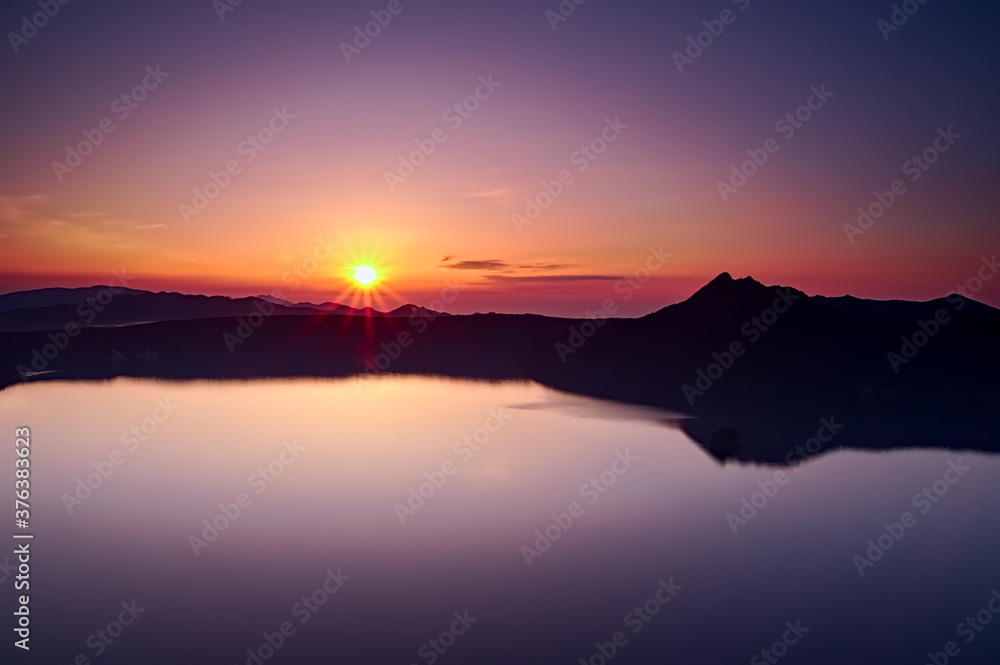 夜明けの摩周湖。
Amazing dawn lake landscape. Lake Mashu, Hokkaido, Japan.