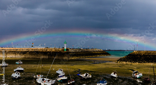 Port de Saint Quay Portrieux sous l'arc-en-ciel. Bretagne, France. photo