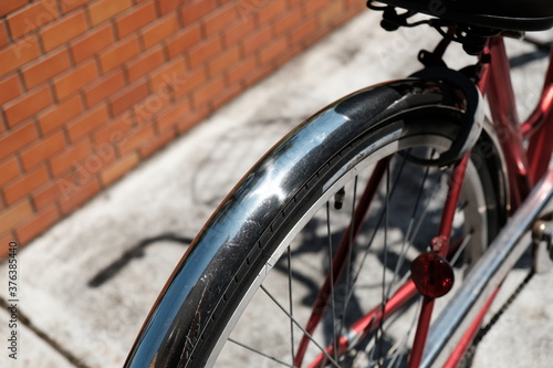 Photos 太陽の陽を反射して輝く自転車の泥よけ