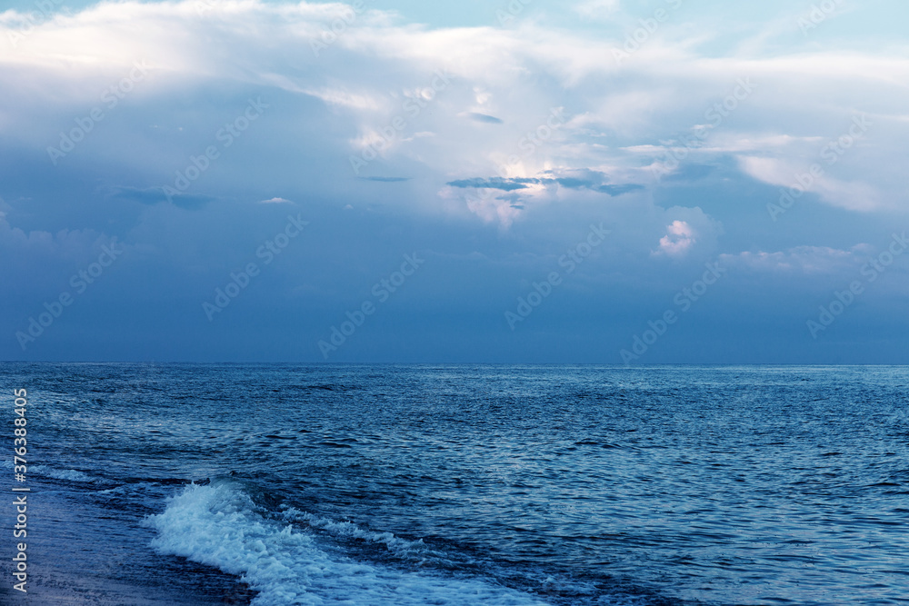 Obraz premium Relaxing seascape with wide horizon of the sky and the sea